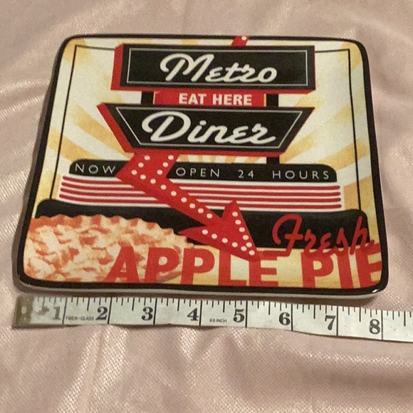 Metro Diner decor plate- Eat here, now open 24 hours, fresh apple pie - Picture 6 of 7